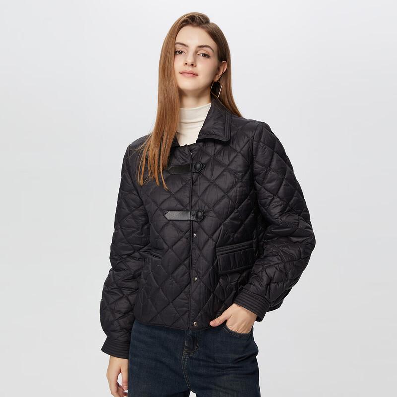 Женская короткая стеганая куртка Tatu свободного кроя S
Женская короткая стеганая куртка Tatu свободного кроя S