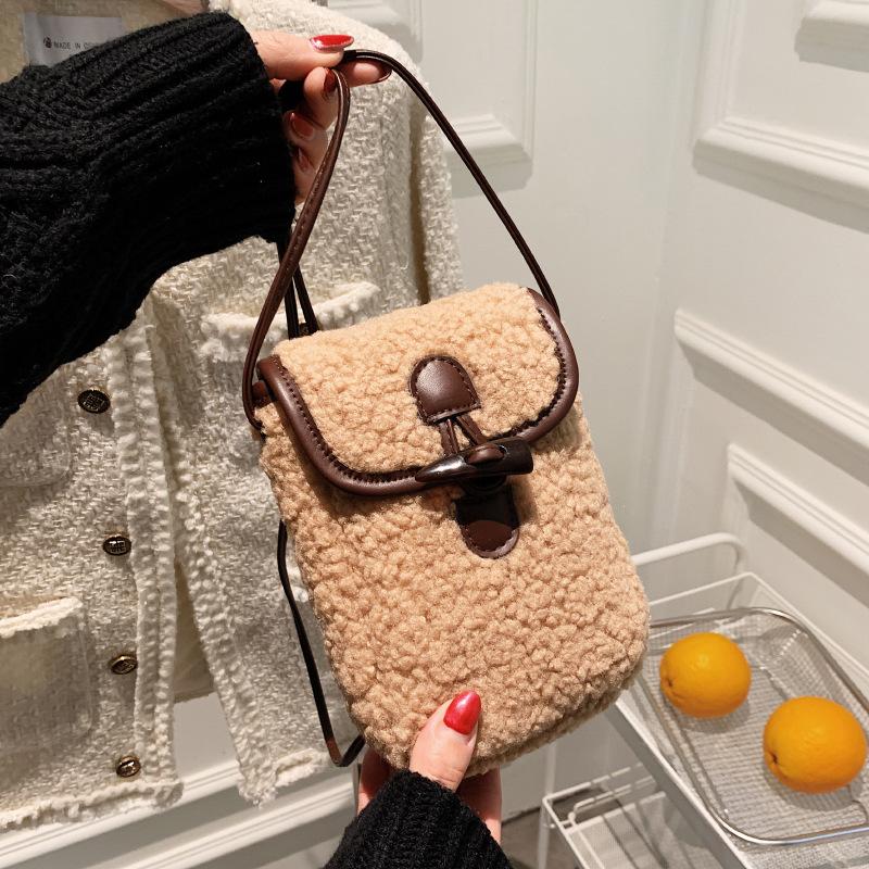 The Phone Bag Is in A Contrasting Color, Stylish, Single-shoulder Crossbody Small Bag, and A Retro Style
The Phone Bag Is in A Contrasting Color, Stylish, Single-shoulder Crossbody Small Bag, and A Retro Style