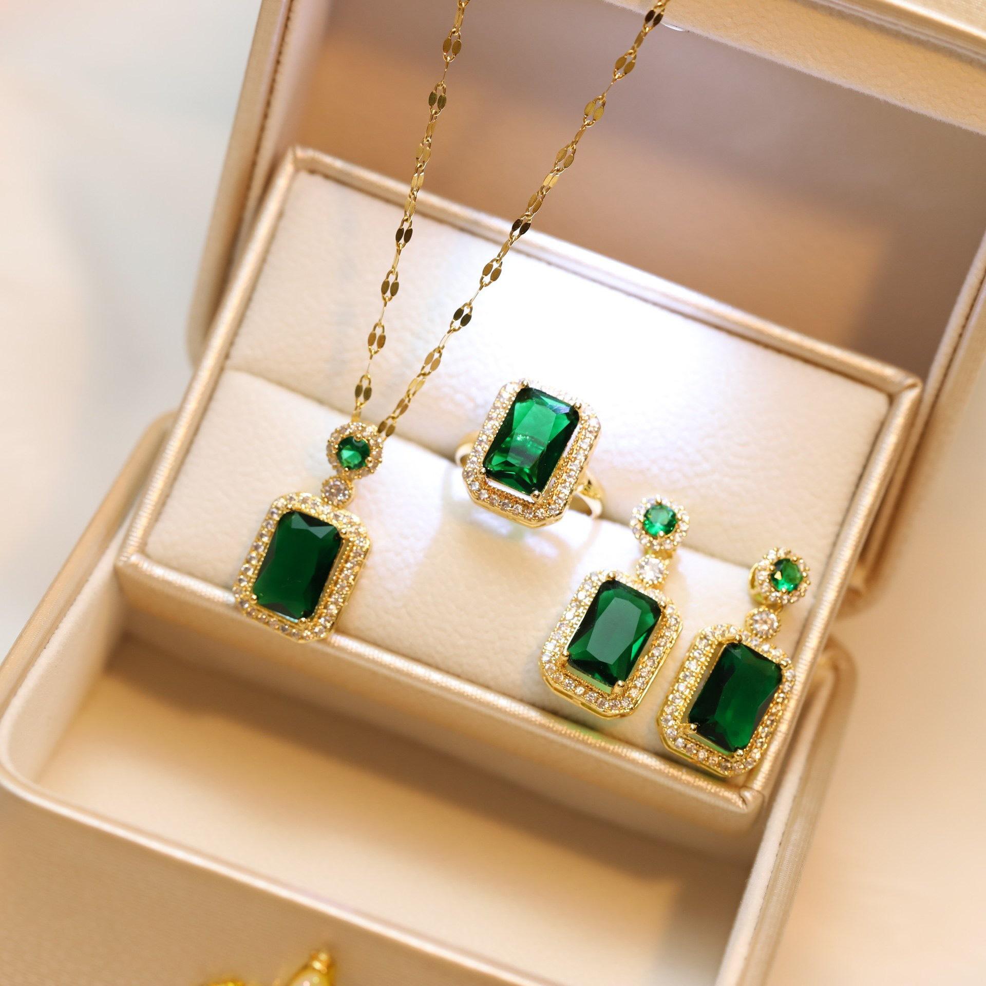 Copper-Plated Gold Pendant Necklace with Green Gemstone - Retro Light Luxury Design for Women
Copper-Plated Gold Pendant Necklace with Green Gemstone - Retro Light Luxury Design for Women