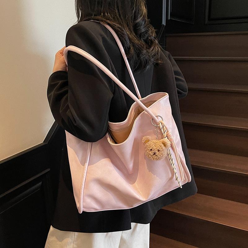 Premium retro large-capacity tote bag women s bag 2025 new fashion versatile shoulder bag чёрный
Premium retro large-capacity tote bag women s bag 2025 new fashion versatile shoulder bag чёрный