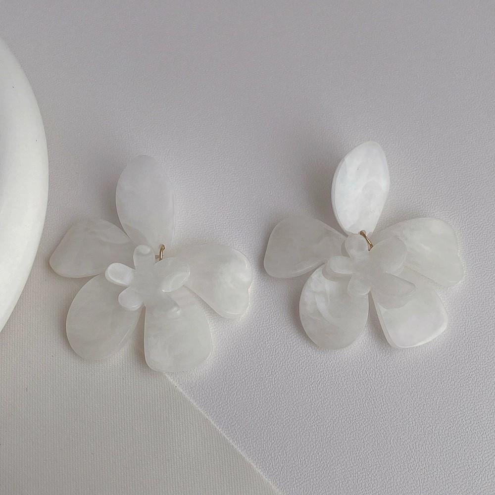 Elegant French Classic Floral Acrylic Earrings for Women Fashionable Unique Design Suitable for Parties And Travel Outfits
Elegant French Classic Floral Acrylic Earrings for Women Fashionable Unique Design Suitable for Parties And Travel Outfits