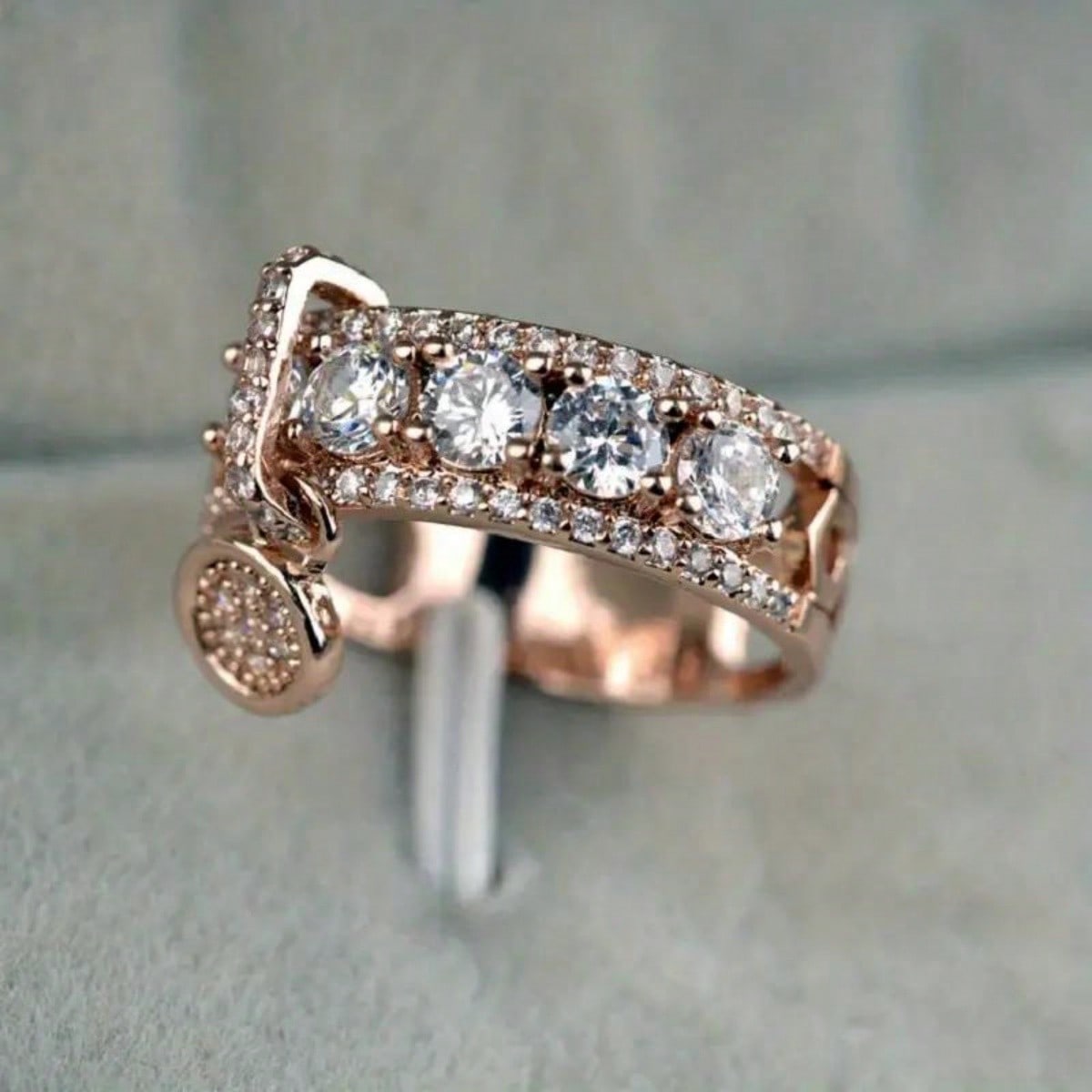 1pc Lightweight Luxury Synthetic Zircon Hollow Disc Ring, Fashionable Jewelry Ring 10 рожевий колір золота
1pc Lightweight Luxury Synthetic Zircon Hollow Disc Ring, Fashionable Jewelry Ring 10 рожевий колір золота