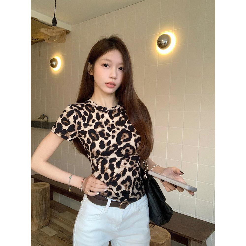 Leopard print slim-fitting short-sleeved T-shirt for women, summer new personalized eye-catching European and American bottoming top S
Leopard print slim-fitting short-sleeved T-shirt for women, summer new personalized eye-catching European and American bottoming top S
