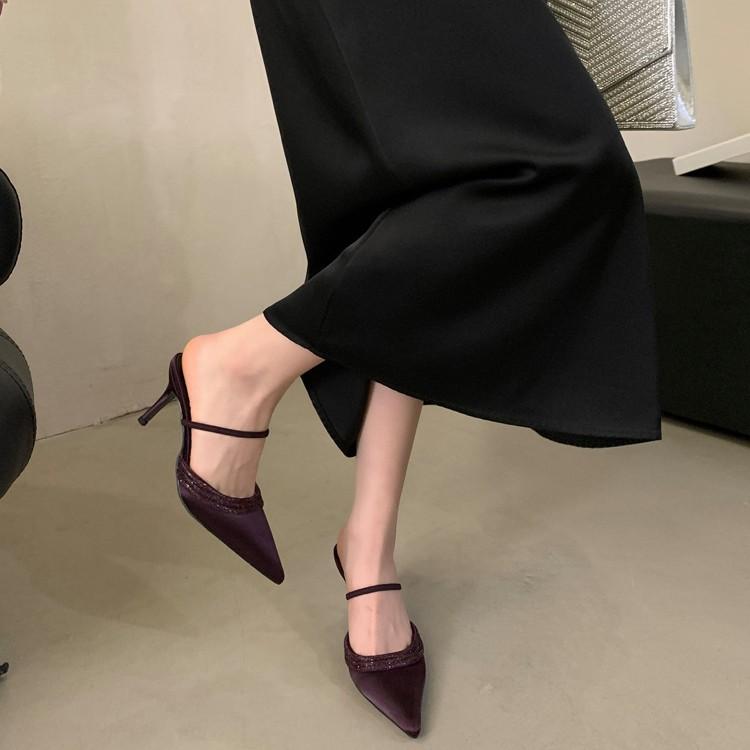 Autumn and winter new pointed rhinestone thin heel high heel light mouth bag head word with satin sandals half drag sandals women 39
Autumn and winter new pointed rhinestone thin heel high heel light mouth bag head word with satin sandals half drag sandals women 39