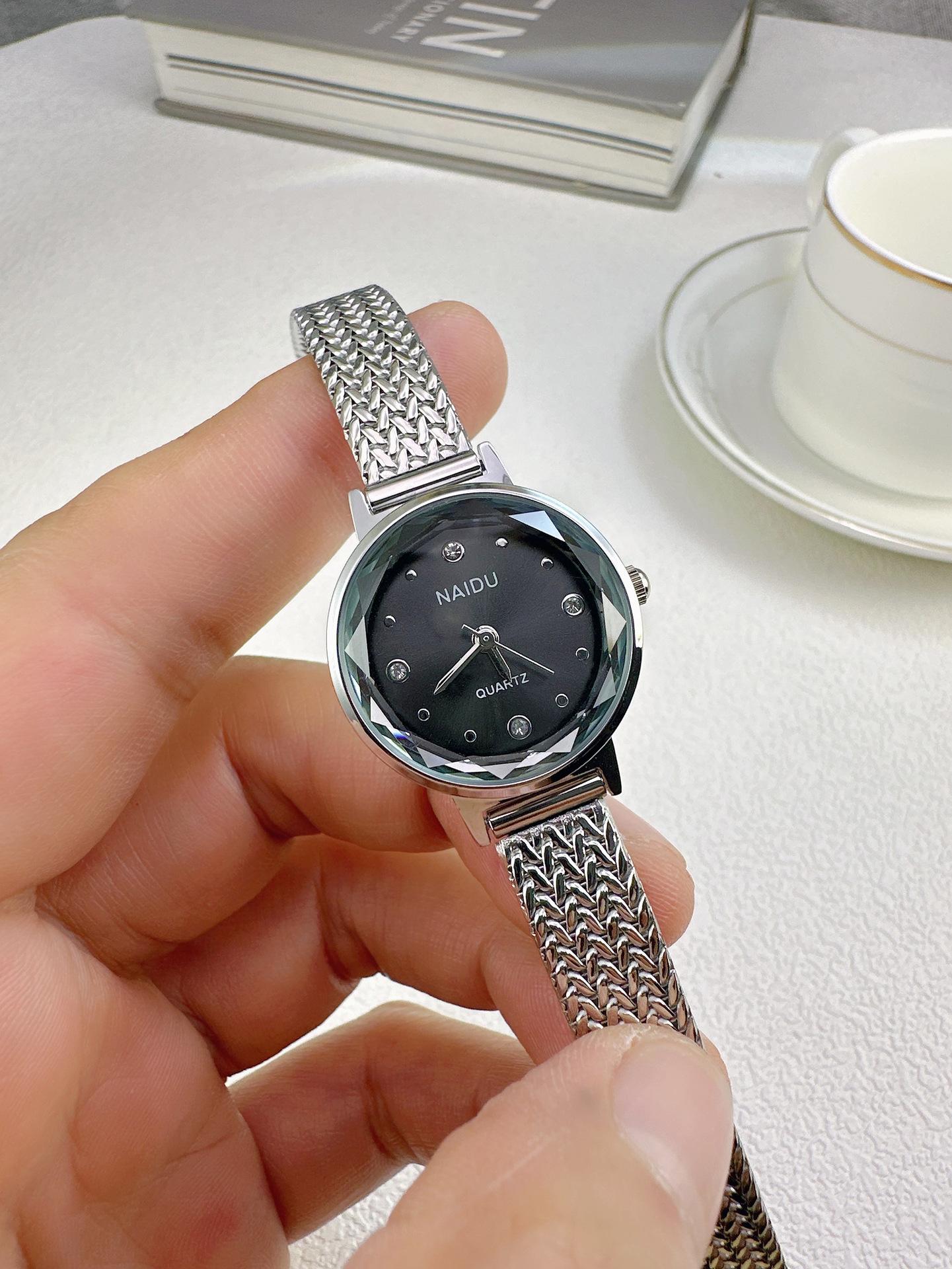 Fashion Golden Quartz Watch Women Small Dial Luxury Lady Wristwatch Clock Fashion Dress Gifts Dropshipping Relógio Feminino
Fashion Golden Quartz Watch Women Small Dial Luxury Lady Wristwatch Clock Fashion Dress Gifts Dropshipping Relógio Feminino