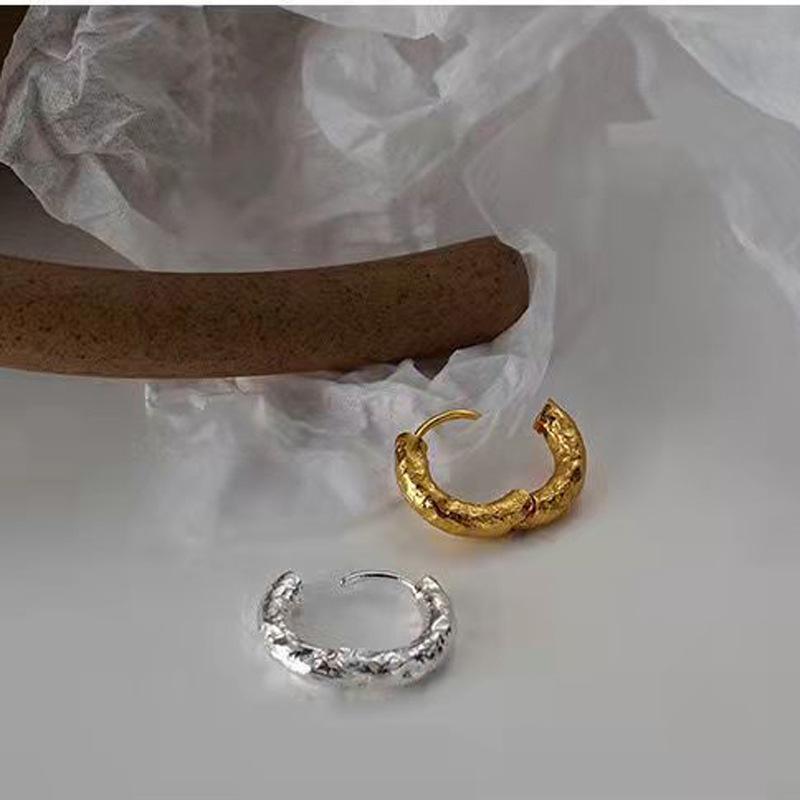 Korean Version of Simple Design Feeling Burning Wrinkle Texture Ear Buckle Women Ins Cold Wind Texture Earrings Studs Personalized Earrings
Korean Version of Simple Design Feeling Burning Wrinkle Texture Ear Buckle Women Ins Cold Wind Texture Earrings Studs Personalized Earrings