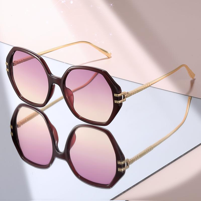 New Elegant Geometric Oversized Sunglasses: Black Frame with Gold Metal Temples, Gradient Blue Lenses for Women красный
New Elegant Geometric Oversized Sunglasses: Black Frame with Gold Metal Temples, Gradient Blue Lenses for Women красный