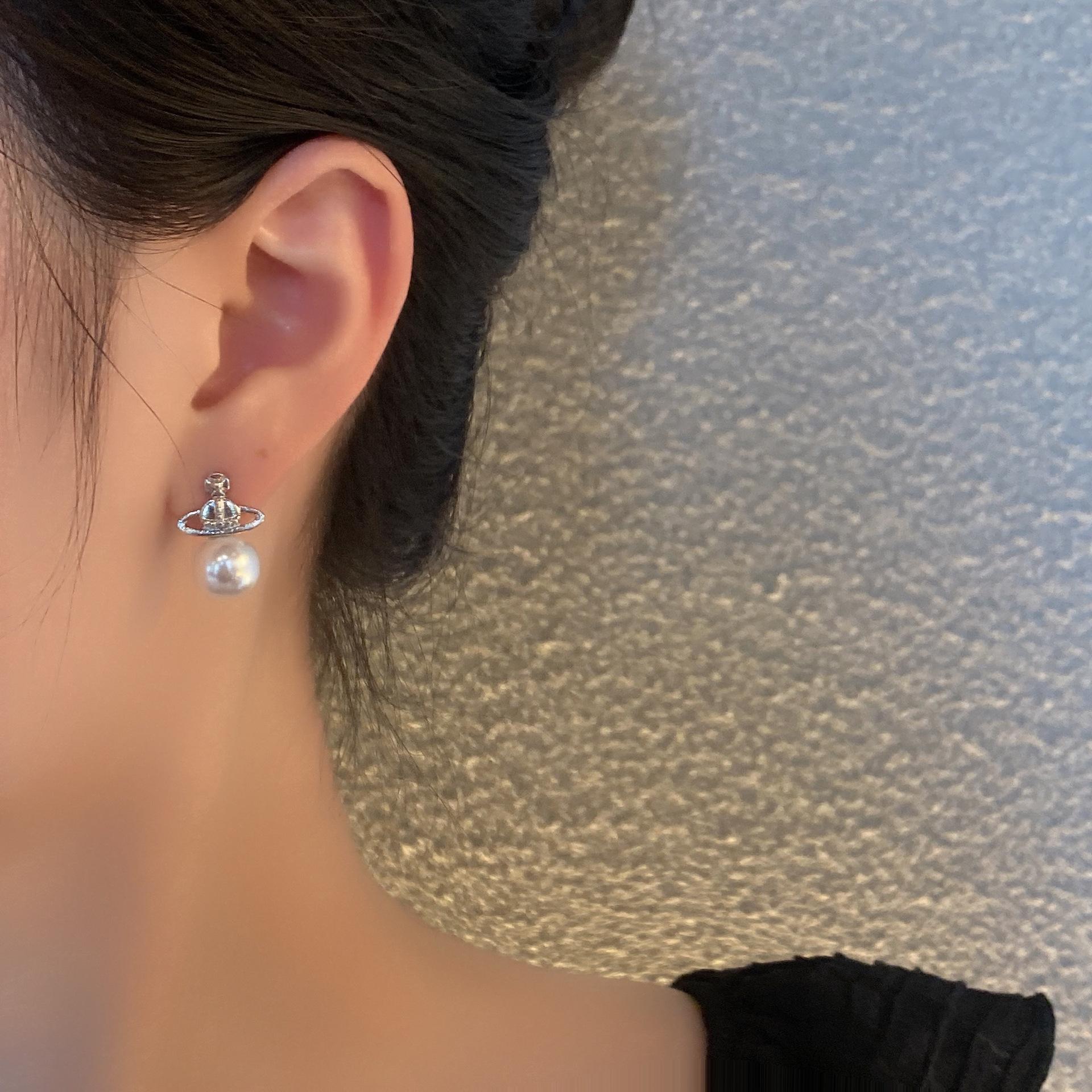 Серьги с жемчугом Planet Pearl, простые и в западном стиле, легкие, роскошные и высококачественные серьги-гвоздики
Серьги с жемчугом Planet Pearl, простые и в западном стиле, легкие, роскошные и высококачественные серьги-гвоздики