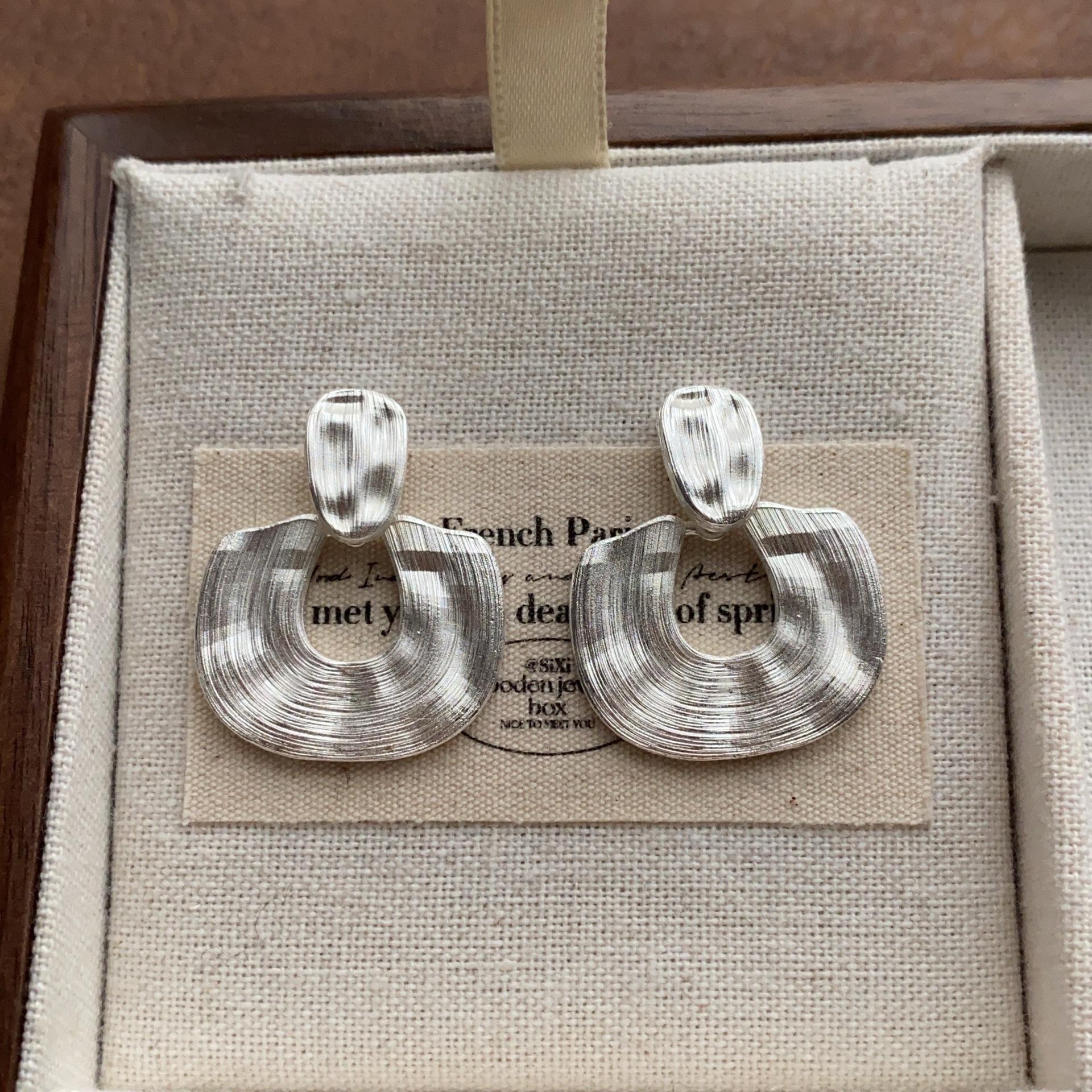 Natural pearl earrings women s retro flower medieval niche design new stud earrings new Chinese temperament earrings
Natural pearl earrings women s retro flower medieval niche design new stud earrings new Chinese temperament earrings