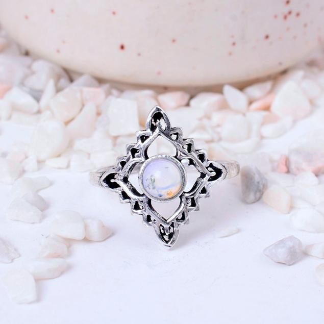 Handcrafted Vintage-Style Silver-Toned Ring with Ornate Filigree and a Round Cabochon Moonstone Gemstone 8 срібний
Handcrafted Vintage-Style Silver-Toned Ring with Ornate Filigree and a Round Cabochon Moonstone Gemstone 8 срібний