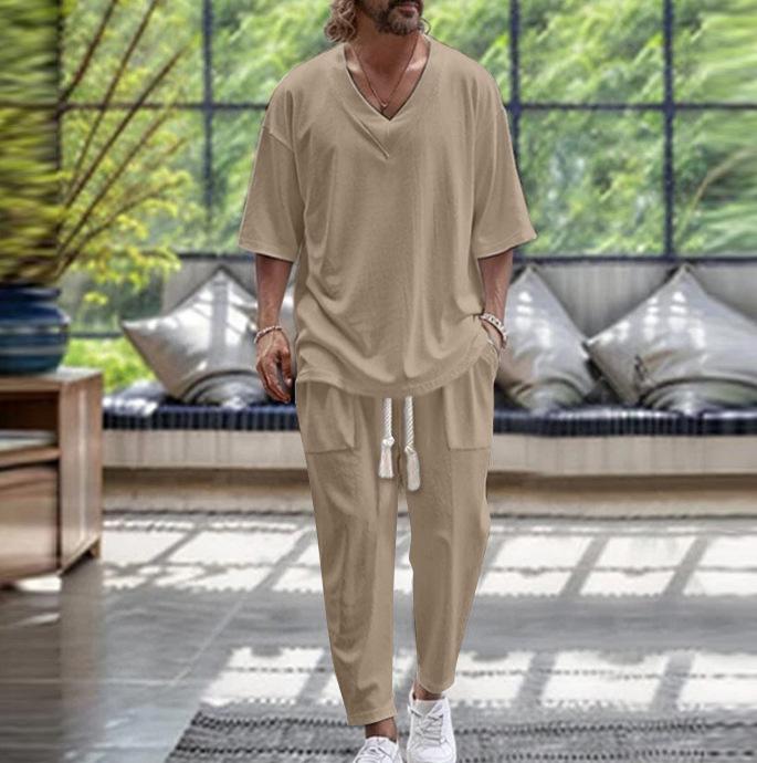 Мужской комплект из футболки с V-образным вырезом и короткими рукавами свободного кроя и брюк-джоггеров в белом, светло-сером, хаки, темно-синем, черном цвете XXXL
Мужской комплект из футболки с V-образным вырезом и короткими рукавами свободного кроя и брюк-джоггеров в белом, светло-сером, хаки, темно-синем, черном цвете XXXL