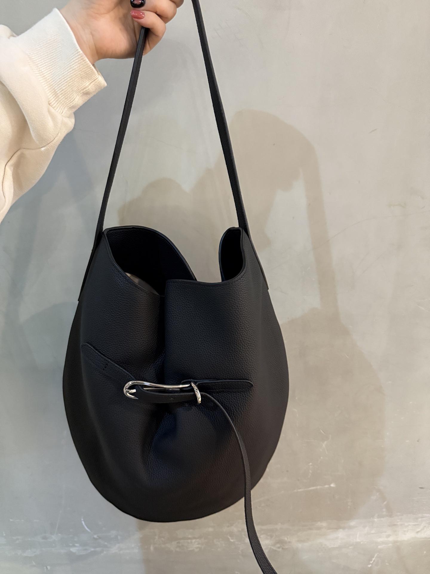 2025 И Новый Стиль LiffnerBag Потертая Коровья Кожа Отделочная Нить Сумка-Тоут для Женщин Большая Вместимость Повседневная Кожаная с Декором 25x17x34cm чёрный
2025 И Новый Стиль LiffnerBag Потертая Коровья Кожа Отделочная Нить Сумка-Тоут для Женщин Большая Вместимость Повседневная Кожаная с Декором 25x17x34cm чёрный