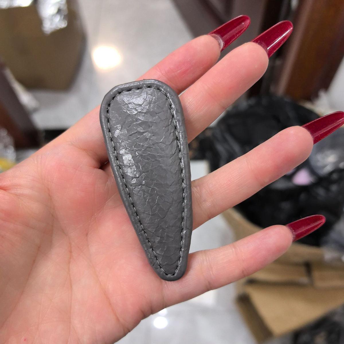 High-End Korean Creased Leather Hair Clip – French Fashion Autumn/Winter BB Bangs & Side Accessory
High-End Korean Creased Leather Hair Clip – French Fashion Autumn/Winter BB Bangs & Side Accessory