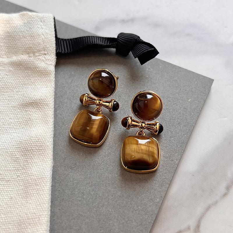 Sterling silver tiger s eye stone earrings, premium sense Maillard earrings, retro earrings, real gold electroplated natural stone stud earrings.
Sterling silver tiger s eye stone earrings, premium sense Maillard earrings, retro earrings, real gold electroplated natural stone stud earrings.