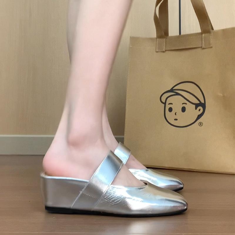 Slippers women wear silver one-word with wedge heel bag head half slippers 35 серебряный
Slippers women wear silver one-word with wedge heel bag head half slippers 35 серебряный