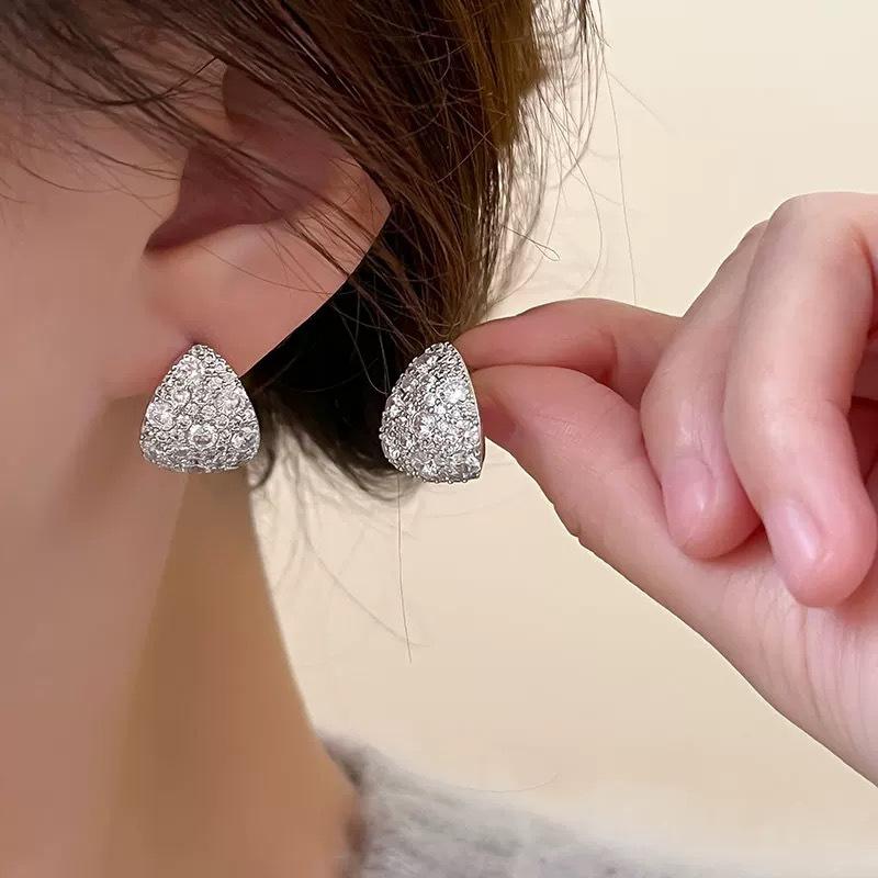 Gypsy stars, shiny zircon water drop ear clips, no ear holes, mosquito coil disc earrings, fashionable light luxury, high-end stud earrings, women
Gypsy stars, shiny zircon water drop ear clips, no ear holes, mosquito coil disc earrings, fashionable light luxury, high-end stud earrings, women