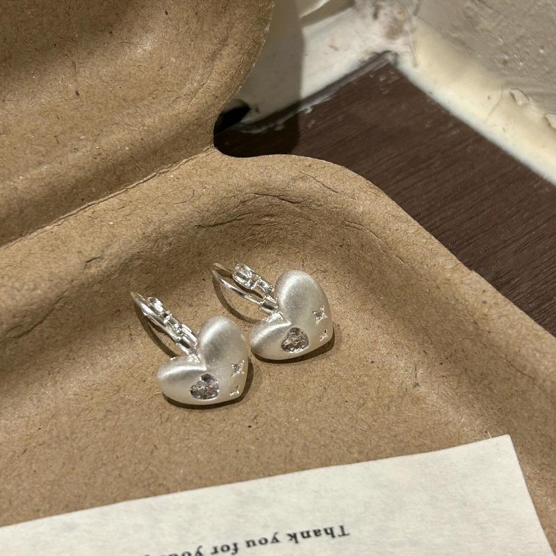 Fashion Brushed Gold Heart-shaped Zirconia Stud Earrings - Elegant and Stylish, Versatile and Perfect for Any Occasion. Wire-cut heart shape срібний
Fashion Brushed Gold Heart-shaped Zirconia Stud Earrings - Elegant and Stylish, Versatile and Perfect for Any Occasion. Wire-cut heart shape срібний