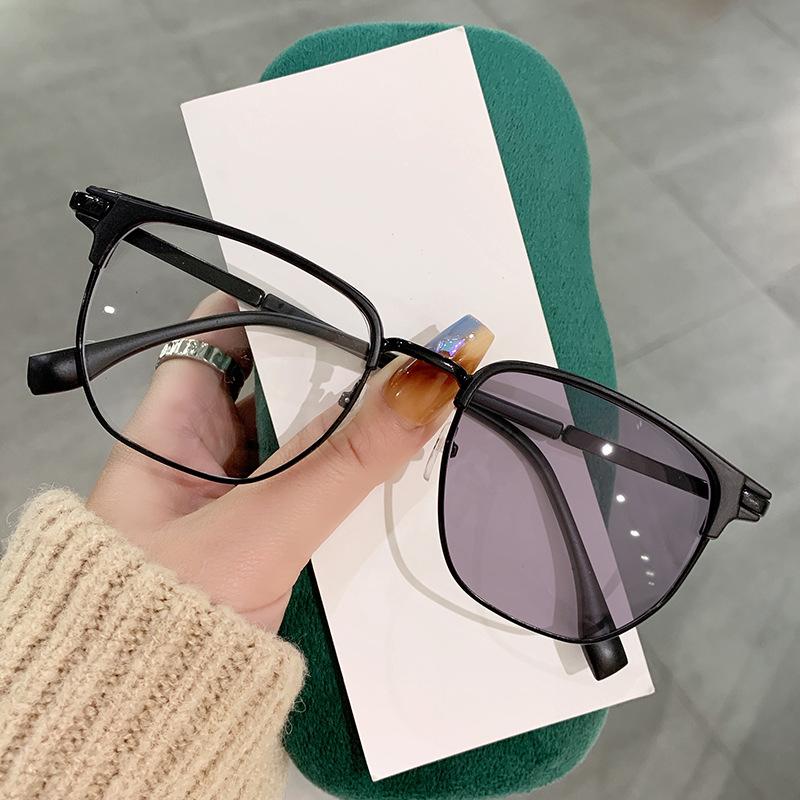 Half Frame Eyebrow Frame Anti-Blue Light Color-Changing Glasses Trendy Sven Frame Color-Changing Myopia Literary And Retro Glasses Gray flat light
Half Frame Eyebrow Frame Anti-Blue Light Color-Changing Glasses Trendy Sven Frame Color-Changing Myopia Literary And Retro Glasses Gray flat light