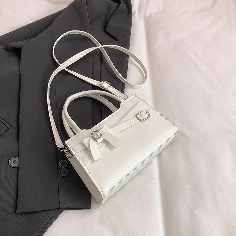 Stylish Simple Bow Shoulder Bag Solid Color Commuter Handbag Crossbody Bag Vintage Large Capacity Tote Bag For Women білий
Stylish Simple Bow Shoulder Bag Solid Color Commuter Handbag Crossbody Bag Vintage Large Capacity Tote Bag For Women білий