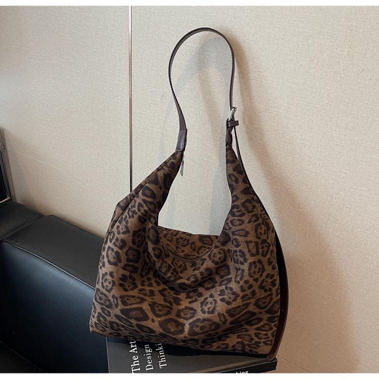 Leopard Print Retro Tote Bag - 2025 Autumn/Winter Collection, Women s Versatile Single Shoulder Crossbody, Large Capacity for Commuting.
Leopard Print Retro Tote Bag - 2025 Autumn/Winter Collection, Women s Versatile Single Shoulder Crossbody, Large Capacity for Commuting.
