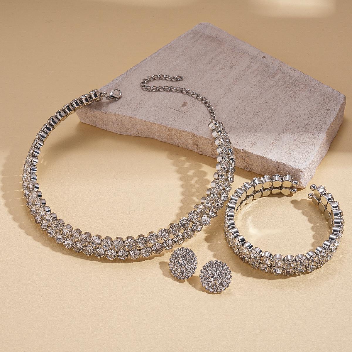 Three-piece wind-encrusted diamond geometric double-layer round neck chain retro exquisite necklace
Three-piece wind-encrusted diamond geometric double-layer round neck chain retro exquisite necklace