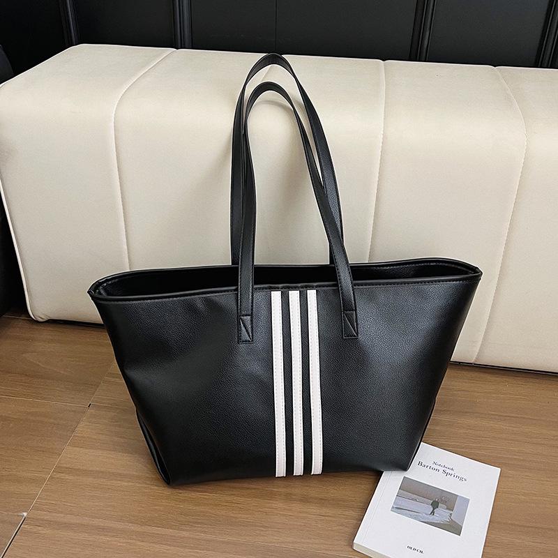 Женская модная полосатая сумка из мягкой кожи 2025: Вместительная повседневная наплечная сумка-тоут для трансграничной торговли One Size #893 чёрный/белый
Женская модная полосатая сумка из мягкой кожи 2025: Вместительная повседневная наплечная сумка-тоут для трансграничной торговли One Size #893 чёрный/белый