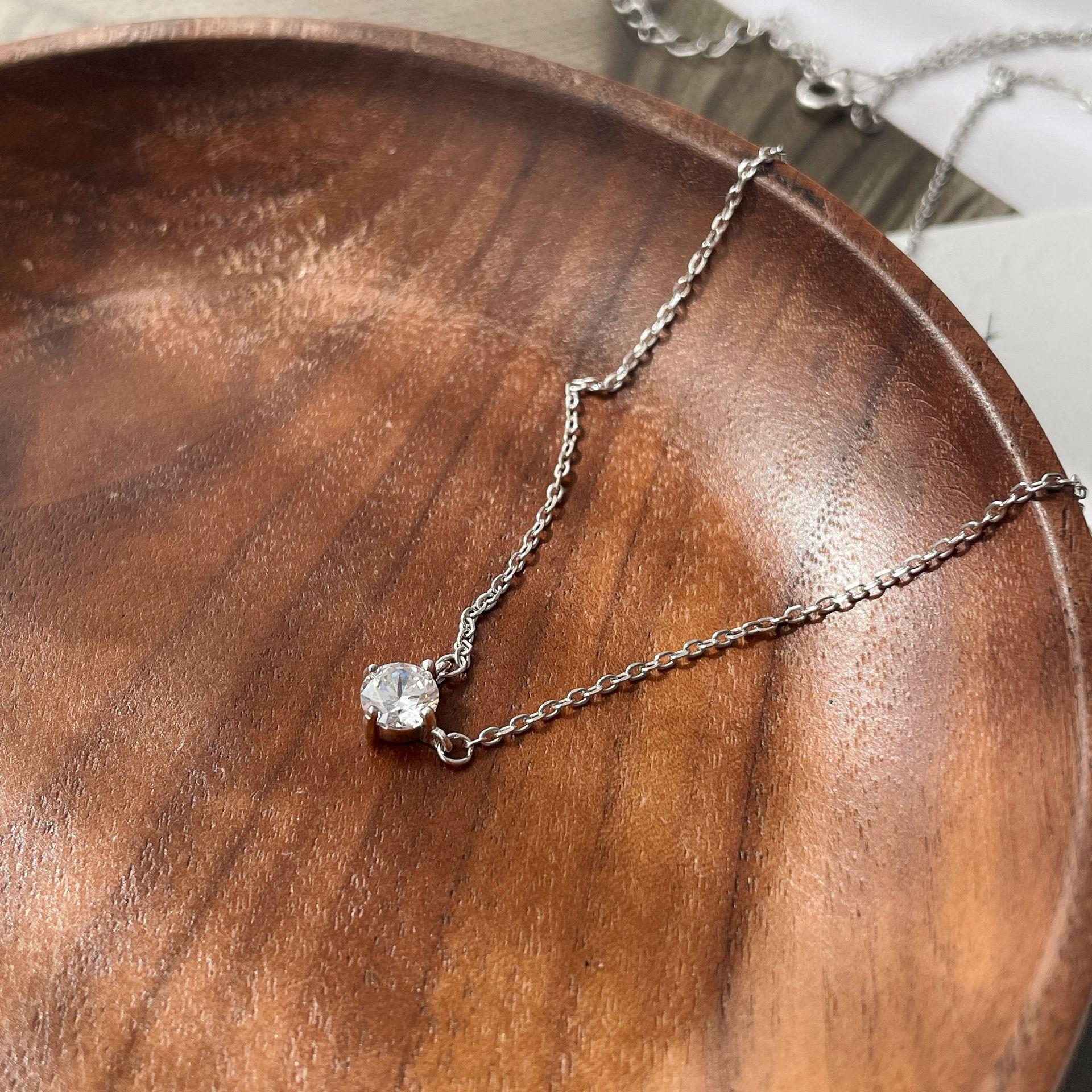 ins niche light luxury high sense S925 vertical zirconium necklace women s single diamond four-claw collarbone chain versatile fashion 925 silver
ins niche light luxury high sense S925 vertical zirconium necklace women s single diamond four-claw collarbone chain versatile fashion 925 silver