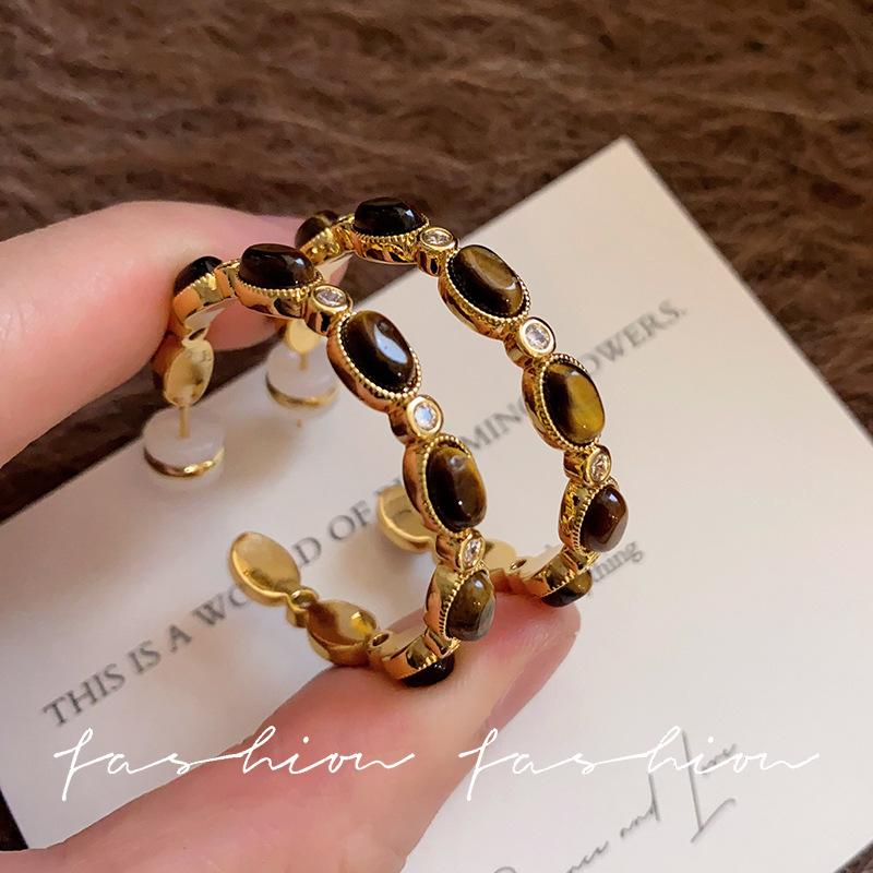 Sterling silver natural tiger s eye stone Maillard earrings women s large circle light luxury high-end retro autumn and winter ear jewelry
Sterling silver natural tiger s eye stone Maillard earrings women s large circle light luxury high-end retro autumn and winter ear jewelry
