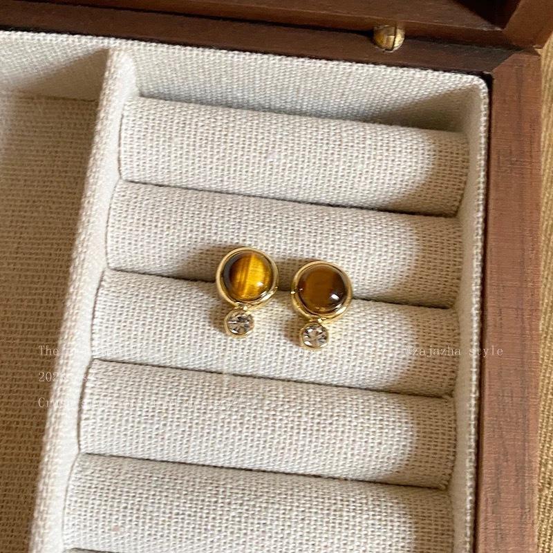 Maillard gold stud earrings women s autumn and winter retro Hong Kong style temperament earrings niche design high-end light luxury earrings
Maillard gold stud earrings women s autumn and winter retro Hong Kong style temperament earrings niche design high-end light luxury earrings