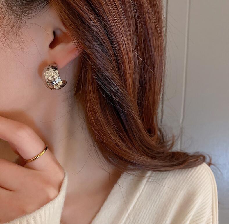 Minimalism Retro Geometric Textured Metal C-shaped Stud Earrings for Women Korean Statement Earrings Party Daily Wear Jewelry срібний
Minimalism Retro Geometric Textured Metal C-shaped Stud Earrings for Women Korean Statement Earrings Party Daily Wear Jewelry срібний