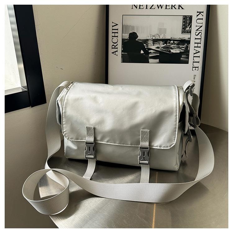 Мужские и женские модные сумки для поездок на работу 2025 новые нишевые сумки-мессенджеры трендовый бренд повседневные универсальные легкие сумки-мессенджеры через плечо серебряный
Мужские и женские модные сумки для поездок на работу 2025 новые нишевые сумки-мессенджеры трендовый бренд повседневные универсальные легкие сумки-мессенджеры через плечо серебряный