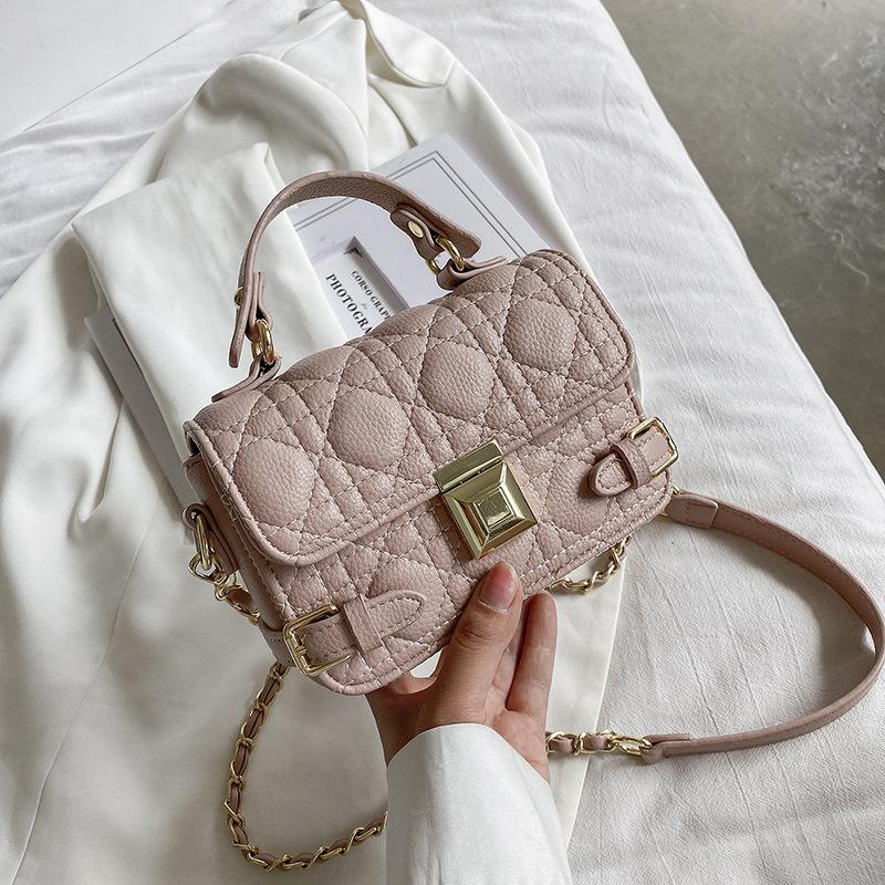 Модная универсальная сумка-мессенджер через плечо с ромбовидной вышивкой, женская, новая весенняя коллекция 2025 года, маленькая квадратная сумка с текстурой
Модная универсальная сумка-мессенджер через плечо с ромбовидной вышивкой, женская, новая весенняя коллекция 2025 года, маленькая квадратная сумка с текстурой