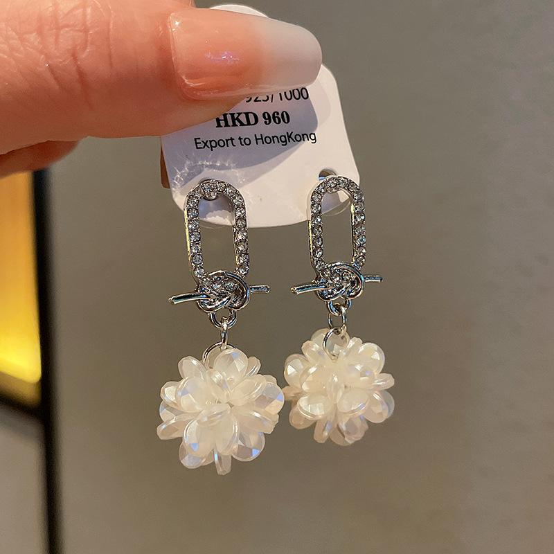 Silver Needle Diamond Pearl Cluster Earrings Light Luxury Fashion High Sense Earrings Daily Versatile Temperament Earrings Women
Silver Needle Diamond Pearl Cluster Earrings Light Luxury Fashion High Sense Earrings Daily Versatile Temperament Earrings Women