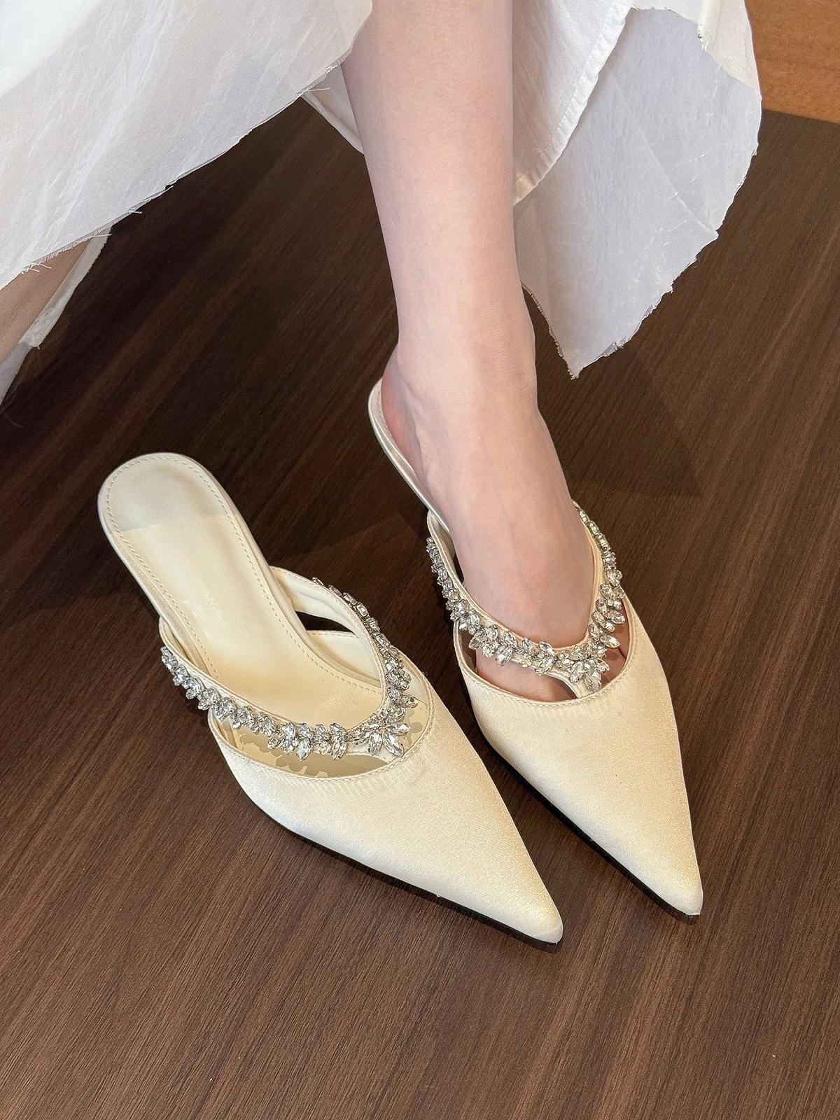 Красиво до слез! Женские атласные мюли с острым носком на шпильке со стразами 34
Красиво до слез! Женские атласные мюли с острым носком на шпильке со стразами 34