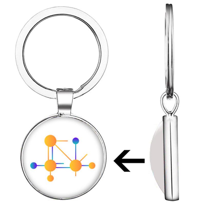 Креативный кулон-брелок с символом элемента из сплава на белом фоне
Креативный кулон-брелок с символом элемента из сплава на белом фоне