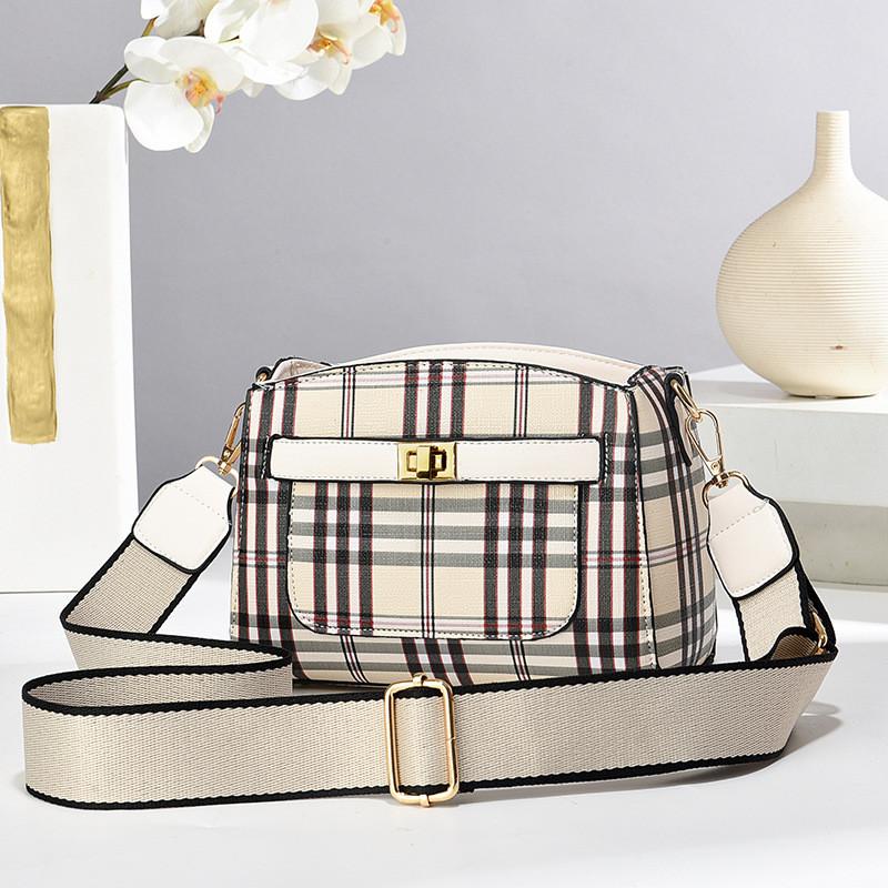 Stylish Checkerboard Mini Bag For Women With Wide Strap And Color Block Design Soft Pu Leather белый
Stylish Checkerboard Mini Bag For Women With Wide Strap And Color Block Design Soft Pu Leather белый