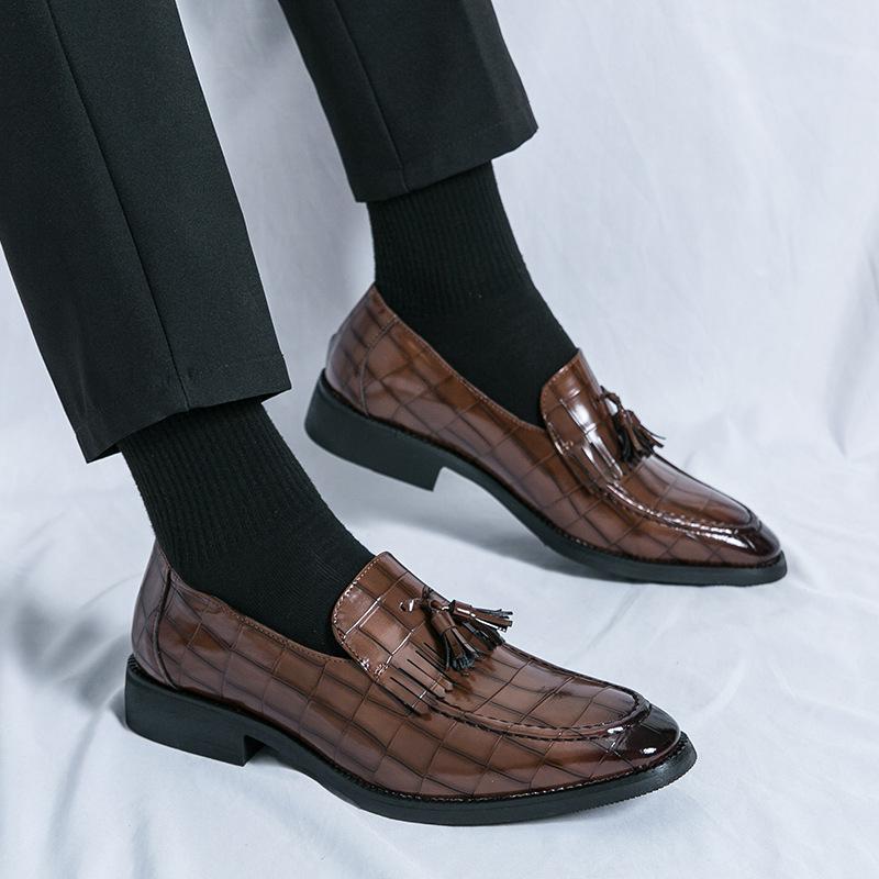 Men s large size fashion fringed leather shoes casual one-pedal dress loafers trendy British style small leather shoes 38
Men s large size fashion fringed leather shoes casual one-pedal dress loafers trendy British style small leather shoes 38