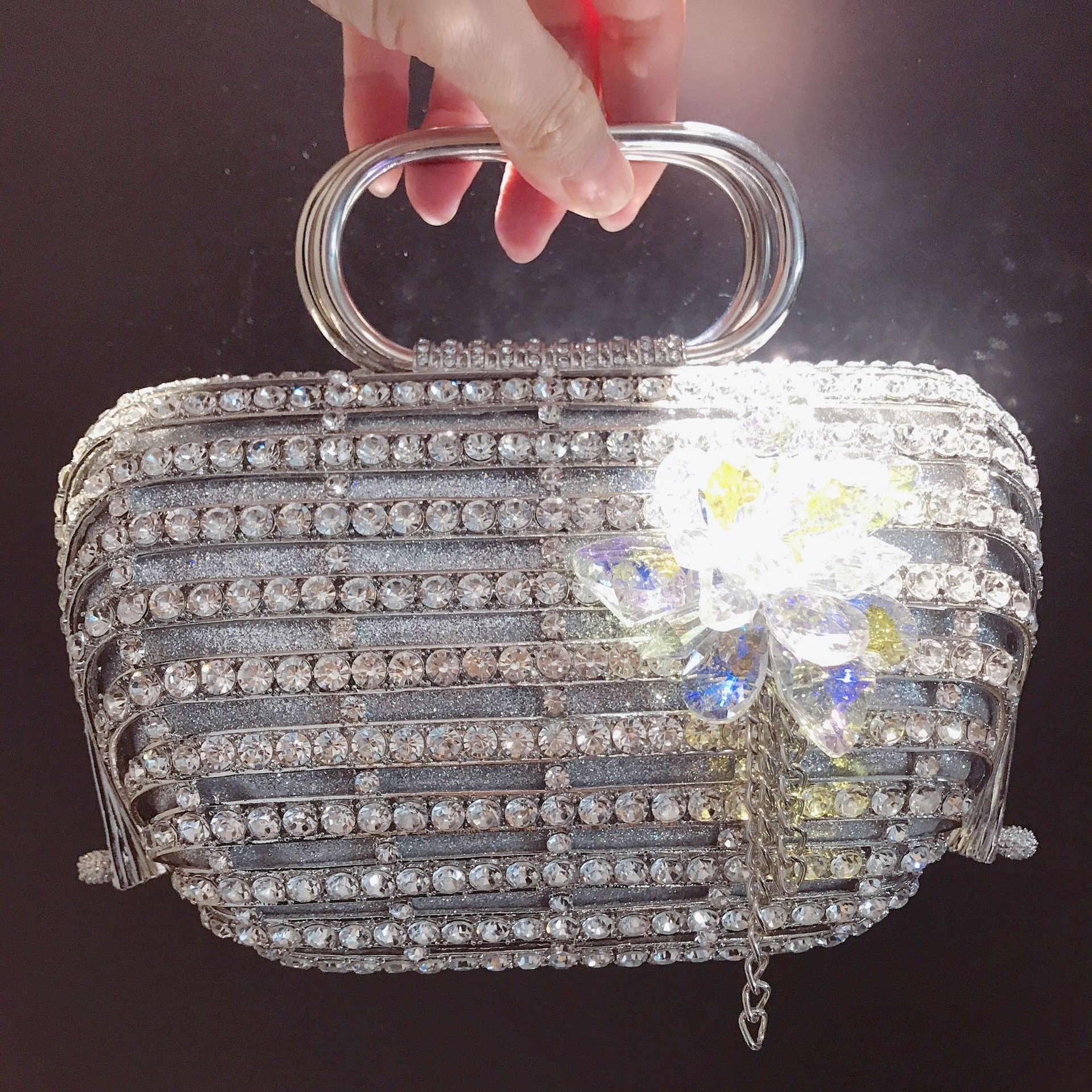 Diamond hand carry makeup storage bag banquet diamond women s bag dinner bag срібний
Diamond hand carry makeup storage bag banquet diamond women s bag dinner bag срібний