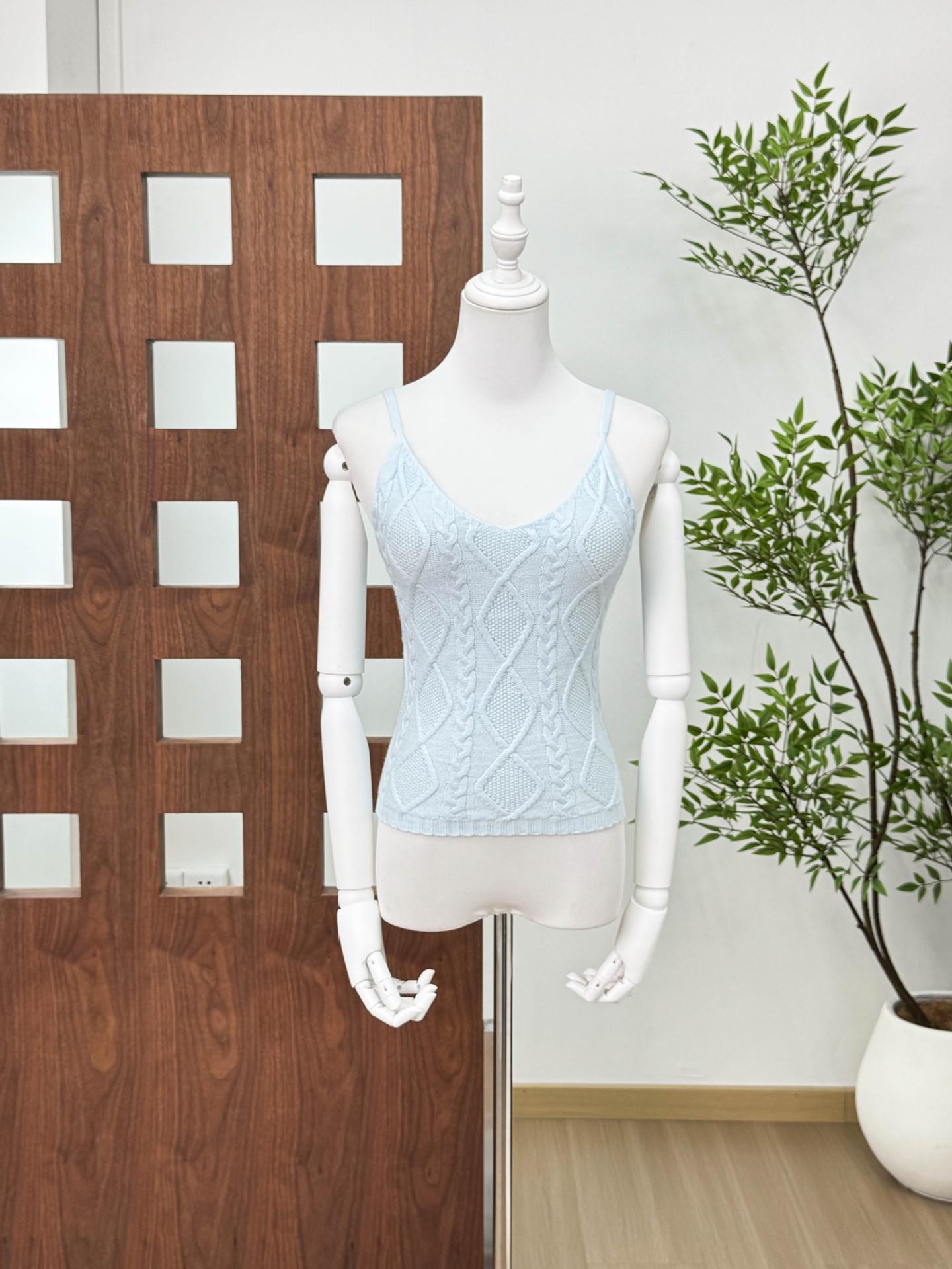 SK1ms White Women s Stylish Cable Knit Set: Zip-Up Hoodie, Camisole, Trousers & Cardigan Small
SK1ms White Women s Stylish Cable Knit Set: Zip-Up Hoodie, Camisole, Trousers & Cardigan Small