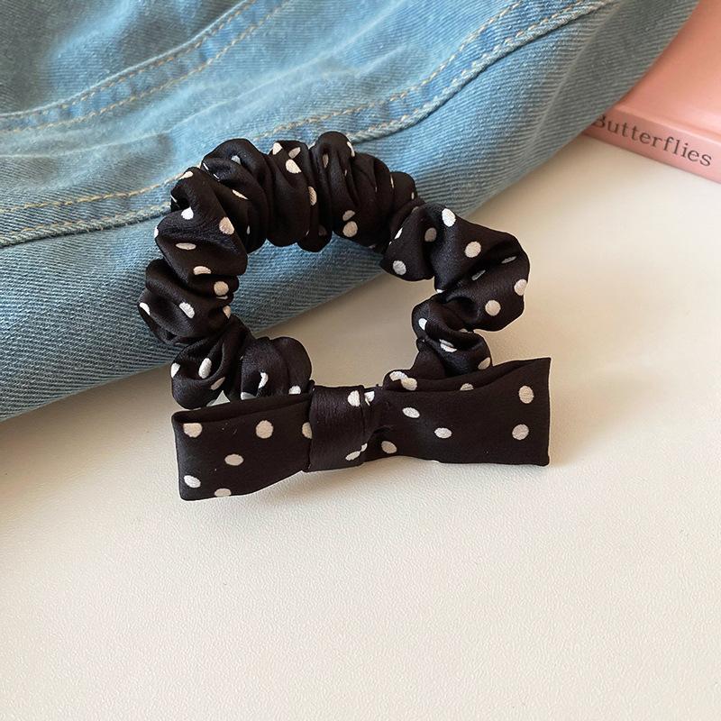 Hepburn Style Camellia Flower Scrunchies for Women Elegant Imitation Pearl Elastic Ponytail Hair Band Chic Bun Hair Accessories
Hepburn Style Camellia Flower Scrunchies for Women Elegant Imitation Pearl Elastic Ponytail Hair Band Chic Bun Hair Accessories