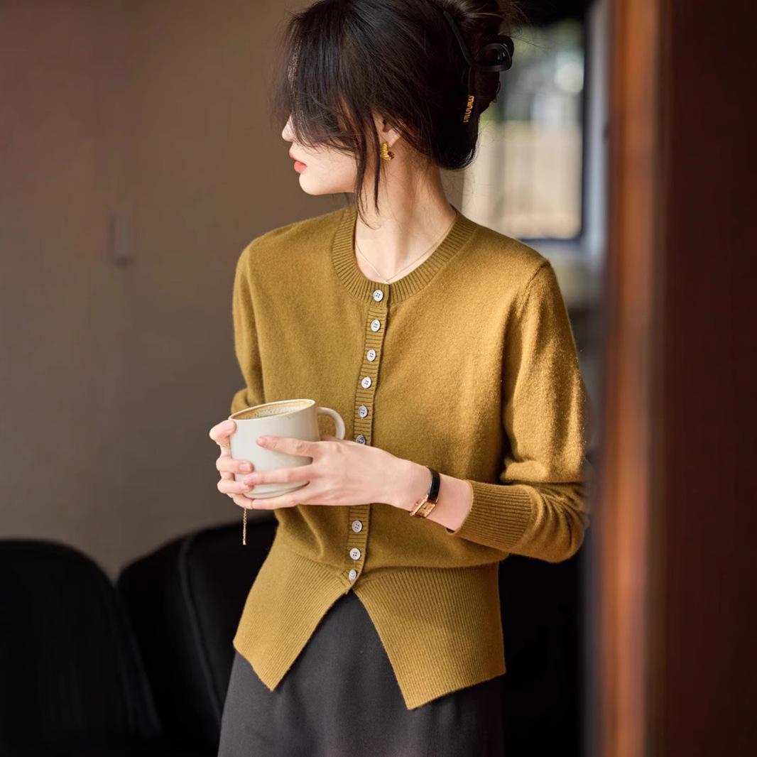 2025 Women s Fashion 100% Pure Cashmere Round Neck Cardigan – High-End Knitted Solid Color Long Sleeve Sweater Medium
2025 Women s Fashion 100% Pure Cashmere Round Neck Cardigan – High-End Knitted Solid Color Long Sleeve Sweater Medium