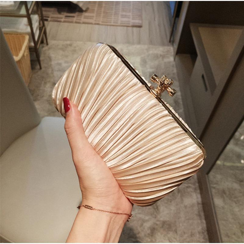 Wrinkled silk clutch bag pearl portable Hong Kong style vintage small square bag diagonal straddle chain dress bag абрикосовий
Wrinkled silk clutch bag pearl portable Hong Kong style vintage small square bag diagonal straddle chain dress bag абрикосовий