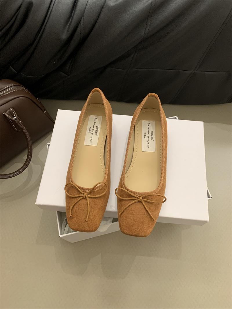 French temperament thick heel single shoes women s 2025 new niche elegant gentle fairy suede light mouth evening shoes 39
French temperament thick heel single shoes women s 2025 new niche elegant gentle fairy suede light mouth evening shoes 39