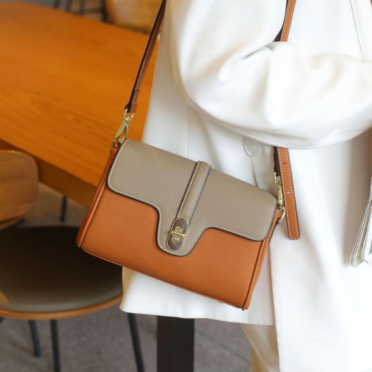 Cowhide Spring and Summer Soft Contrasting Color Niche Pillow Bag Popular Fashion Shoulder Crossbody Practical Version Soft Leather
Cowhide Spring and Summer Soft Contrasting Color Niche Pillow Bag Popular Fashion Shoulder Crossbody Practical Version Soft Leather