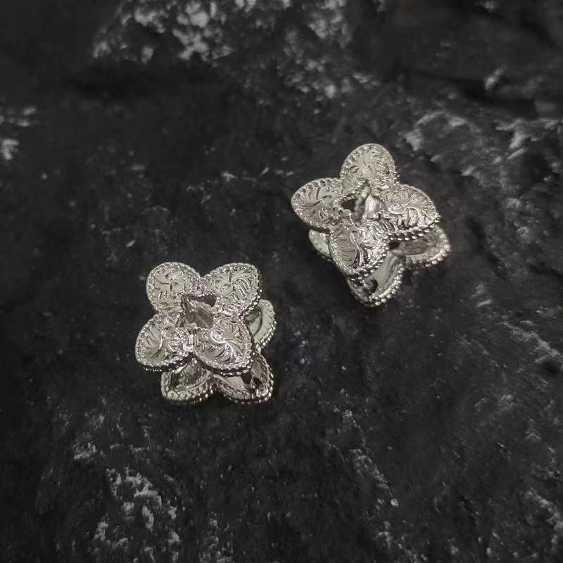 Tang grass pattern four-leaf flower ear buckle women s light luxury fashion versatile personality niche design advanced sense of new fashion
Tang grass pattern four-leaf flower ear buckle women s light luxury fashion versatile personality niche design advanced sense of new fashion