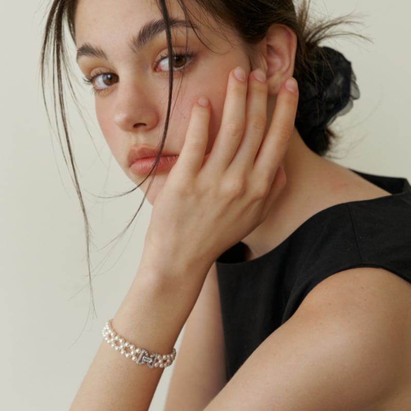 KINDABABY cubic ribbon swrovski pearl bracelet silver
KINDABABY cubic ribbon swrovski pearl bracelet silver