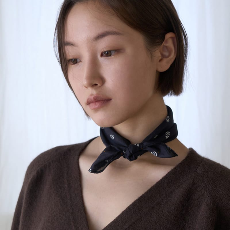 JULIAPEPE Casual Point Scarf (Black) F
JULIAPEPE Casual Point Scarf (Black) F