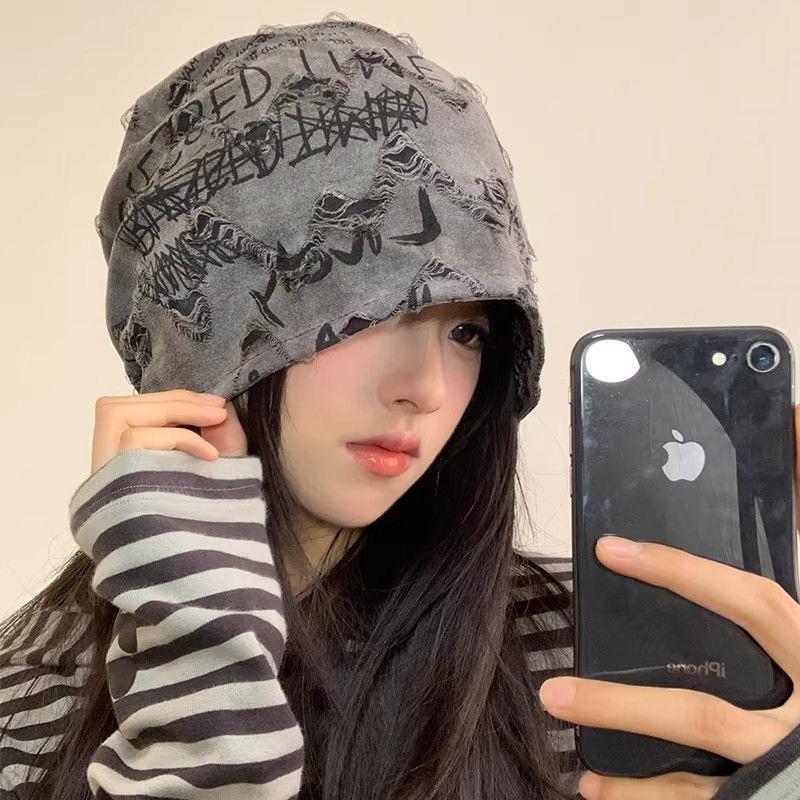 Шапка бини в корейском стиле с эффектом потертости: Женская рваная шапка-бини с надписью для большой головы, для визуально маленького лица, в трендовом стиле ермолки.
Шапка бини в корейском стиле с эффектом потертости: Женская рваная шапка-бини с надписью для большой головы, для визуально маленького лица, в трендовом стиле ермолки.