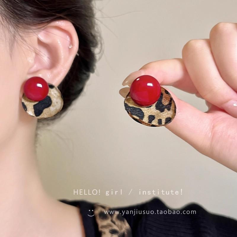 Retro contrasting color pearl leopard print stud earrings women s high-end temperament versatile earrings niche unique design earrings
Retro contrasting color pearl leopard print stud earrings women s high-end temperament versatile earrings niche unique design earrings