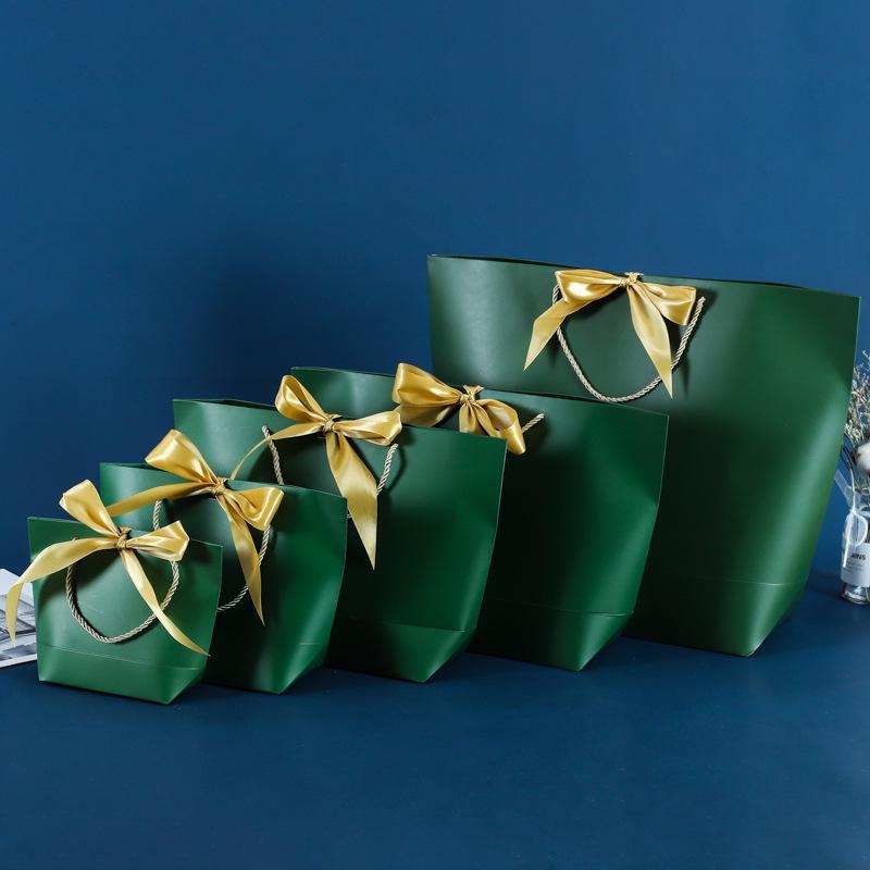 Красочная новогодняя подарочная сумочка: Белый картонный пакет с бумажным бантом для одежды и покупок
Красочная новогодняя подарочная сумочка: Белый картонный пакет с бумажным бантом для одежды и покупок